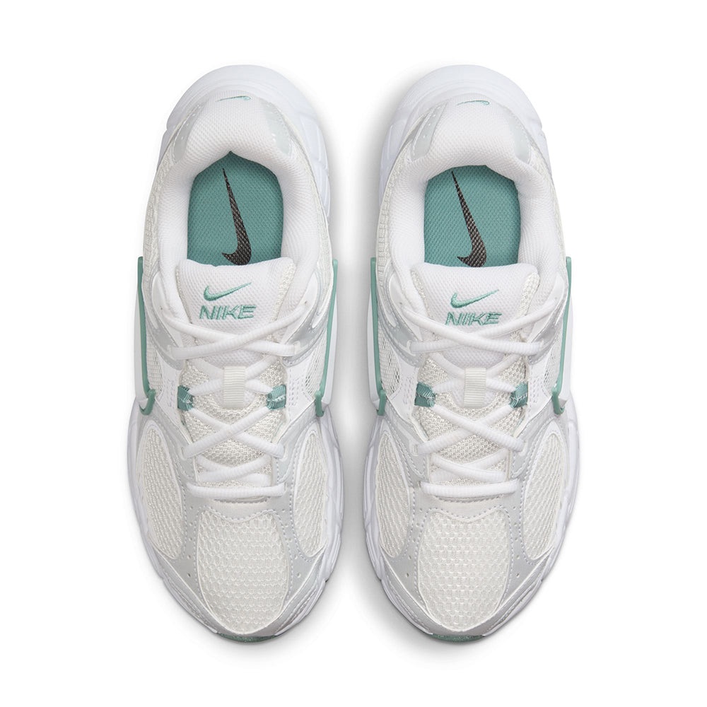 Nike V5 Rnr Sneakers in White Color