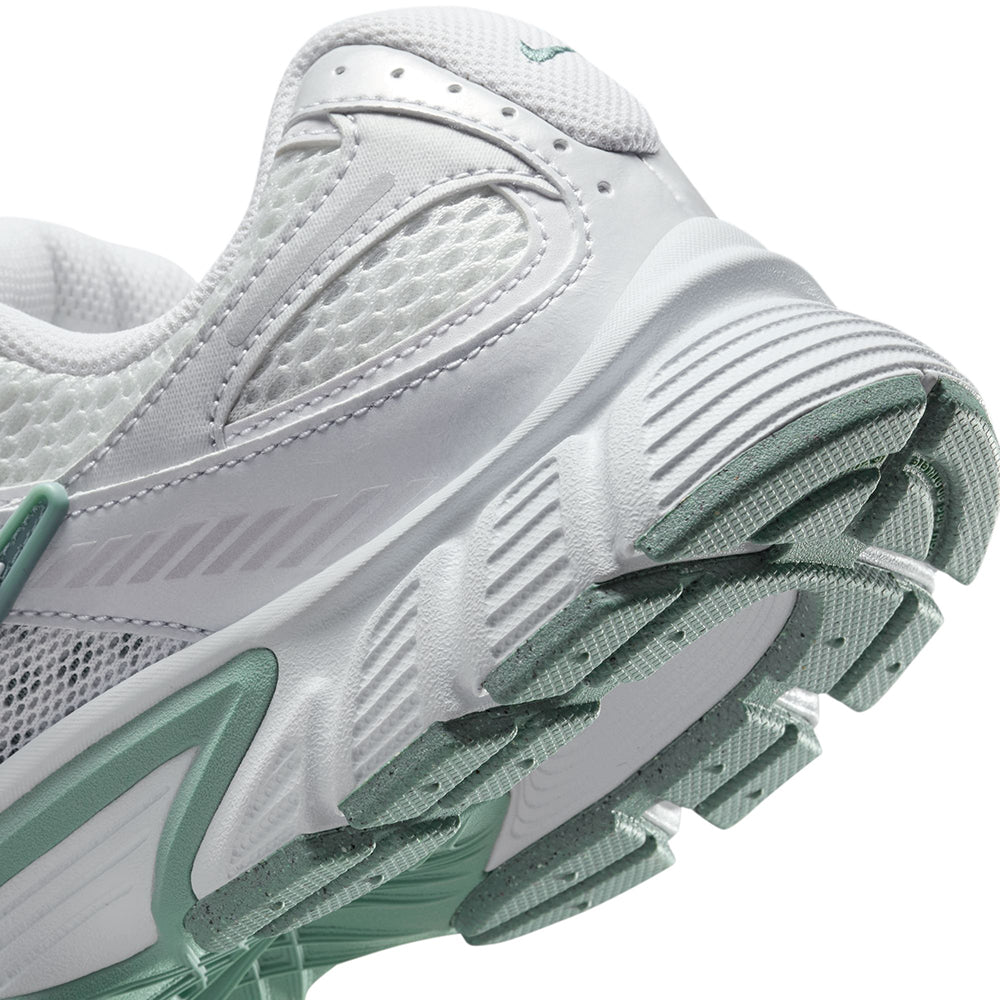 Nike V5 Rnr Sneakers in White Color