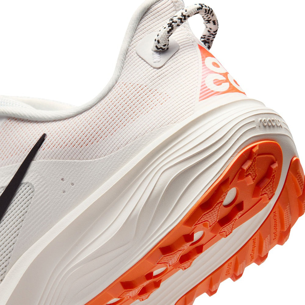 Nike M Acg Pegasus Trail Running Shoes in White Color