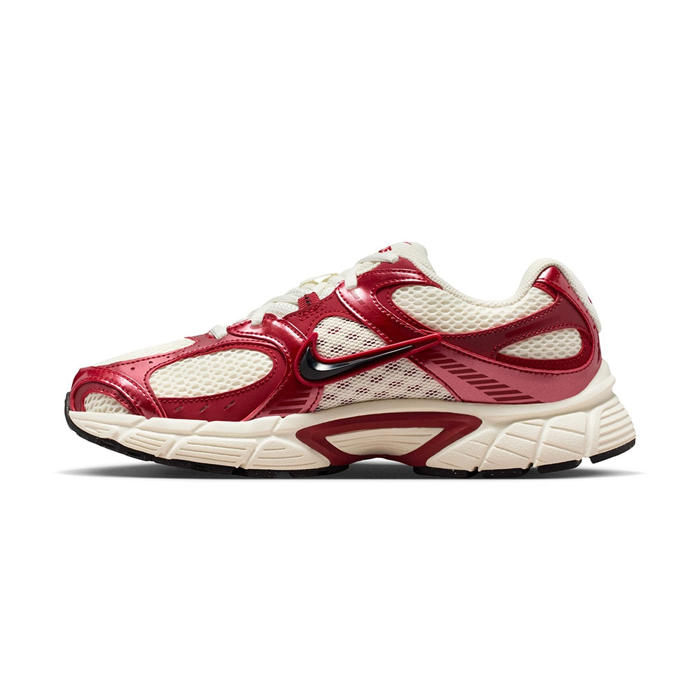 Nike V5 Rnr Sneakers in Red Color