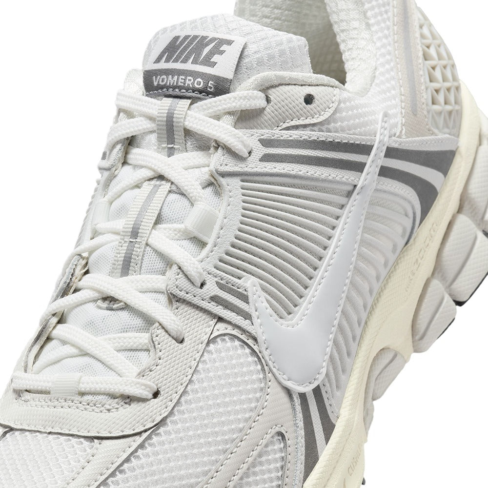 Nike Zoom Vomero 5 SE Sneakers in White Color