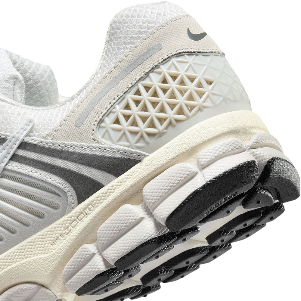 Nike Zoom Vomero 5 SE Sneakers in White Color
