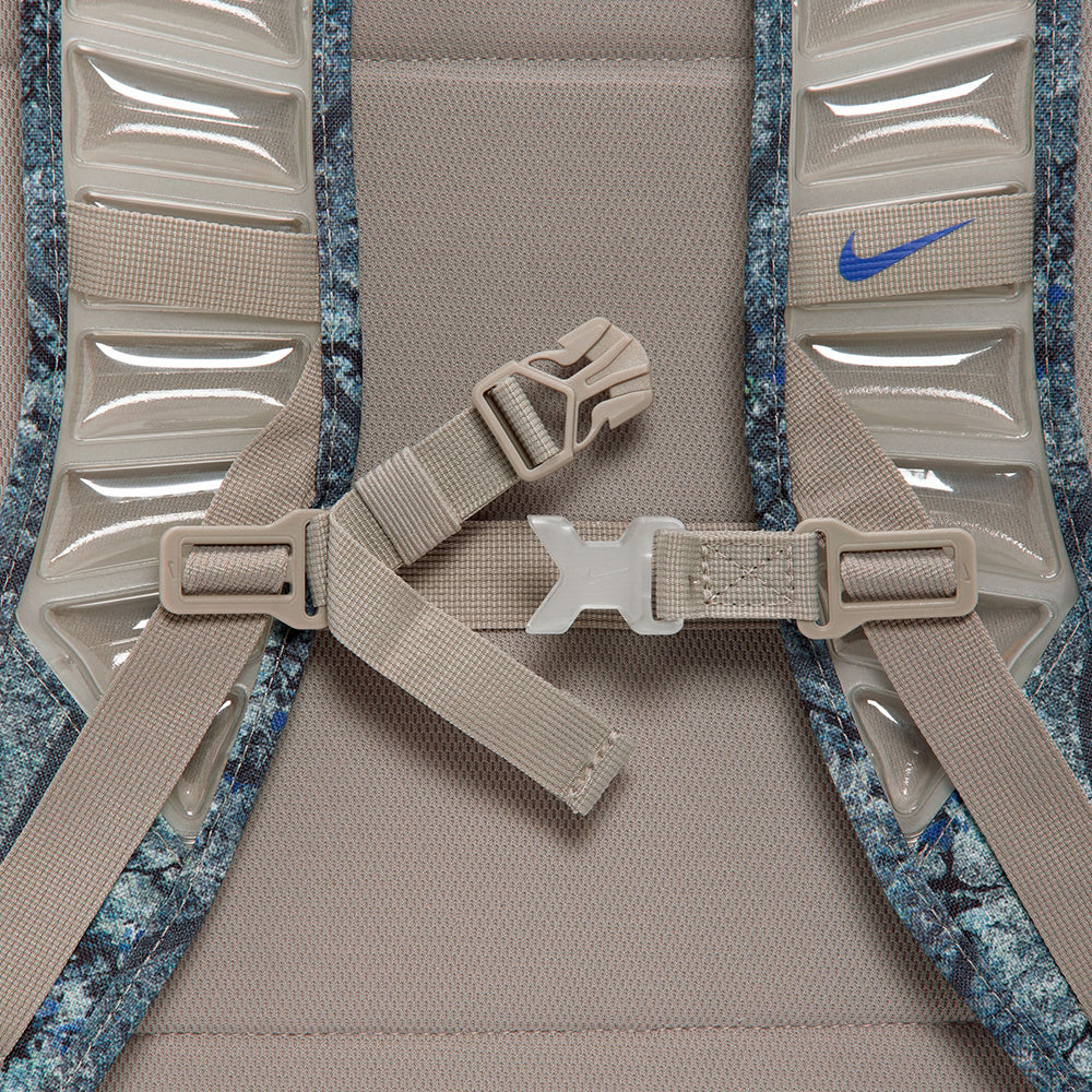 Nike Varsity elite Prnt Bp 32L Basketball Equipment in White Color
