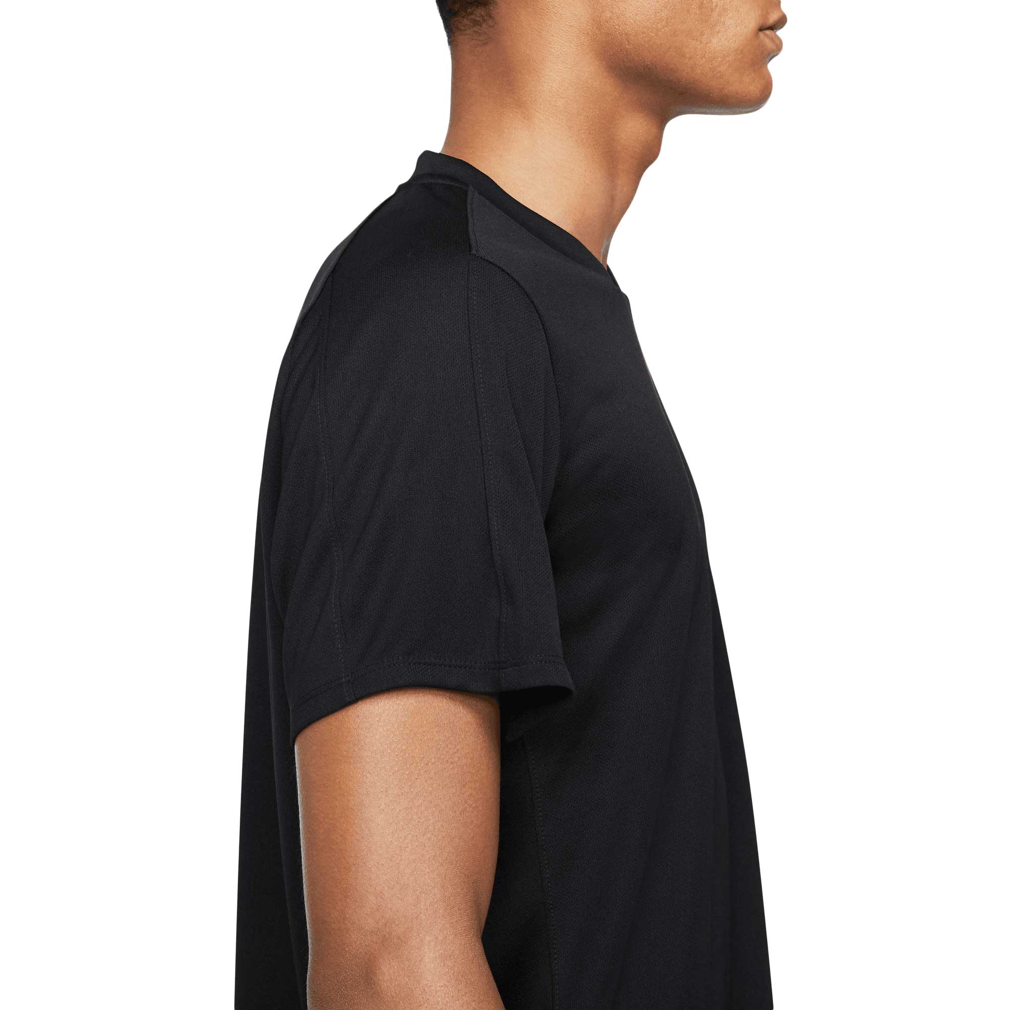 VICTORY VNECK | 010-BLACK