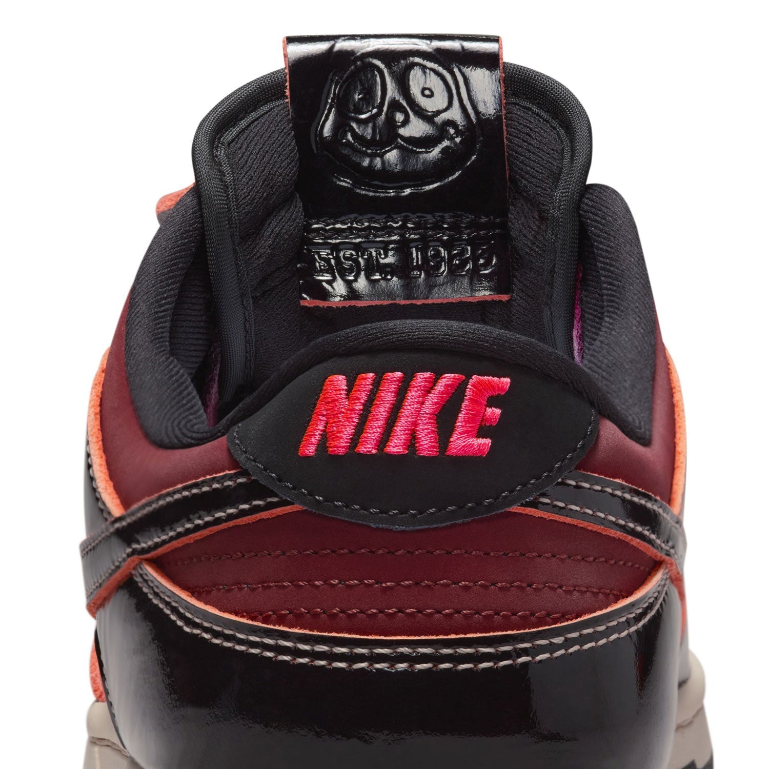 Nike Mens Nike Dunk Low retro SE Sneakers in Red Color