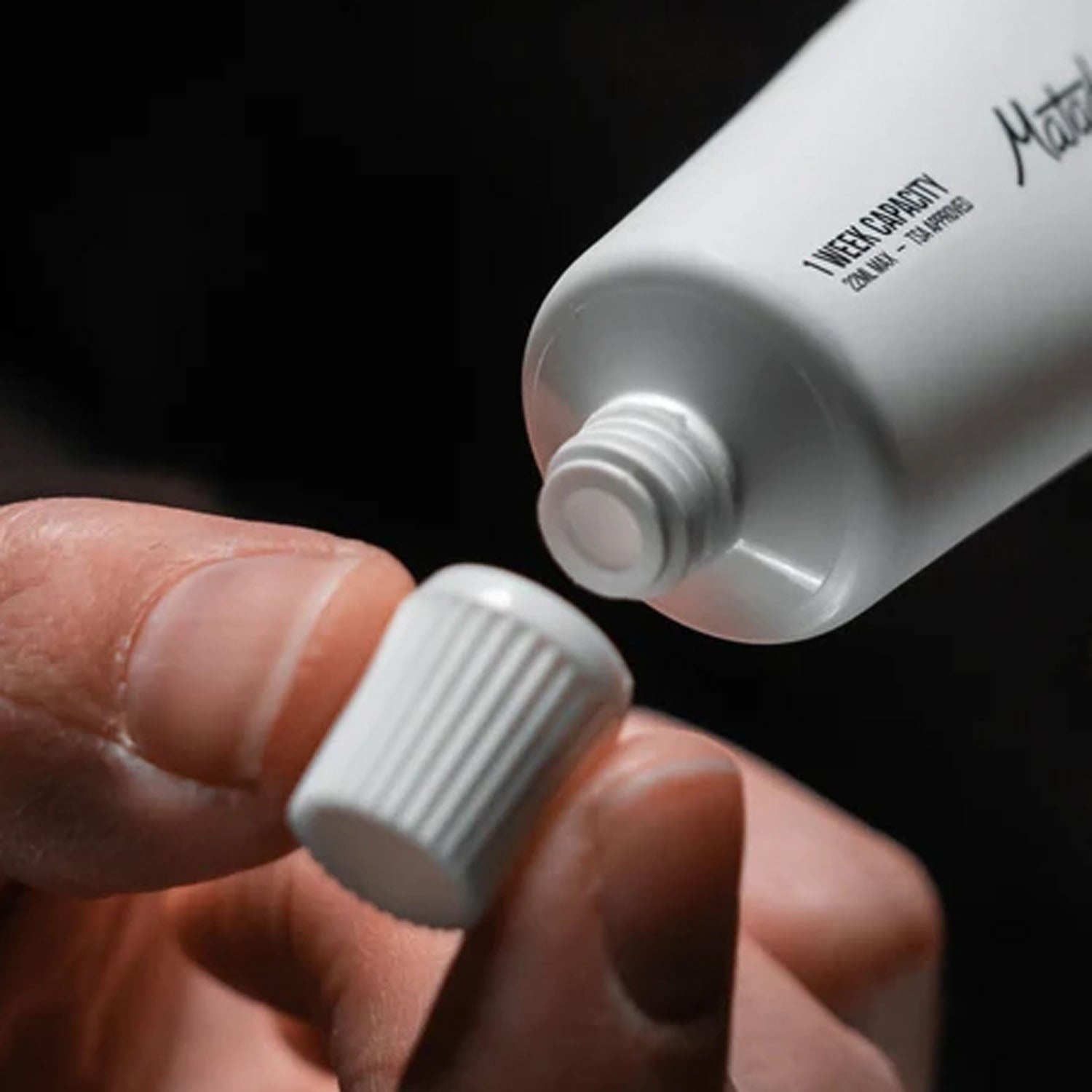 REFILLABLE TOOTHPASTE | BLACK/WHIT