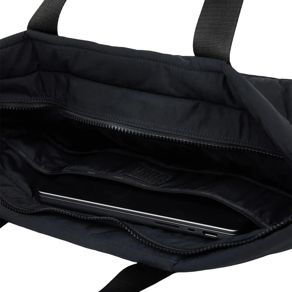 Vuori Unisex All Around Tote Running Accessories in Black Color