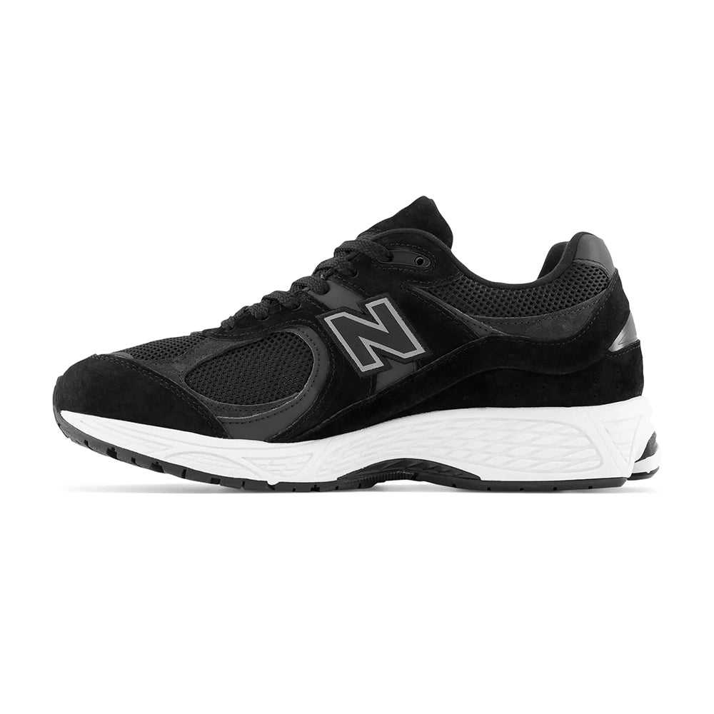 New Balance Mens 2002R Sneakers in Black Color