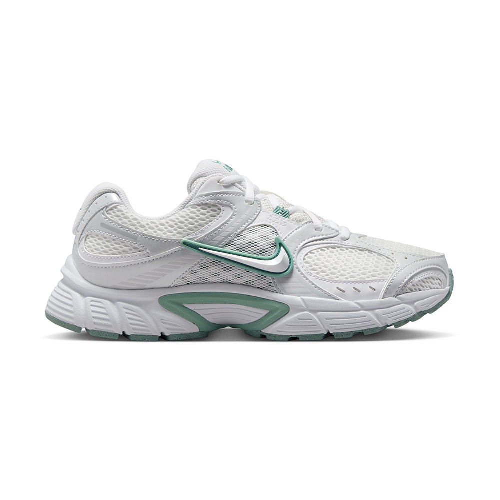 Nike V5 Rnr Sneakers in White Color