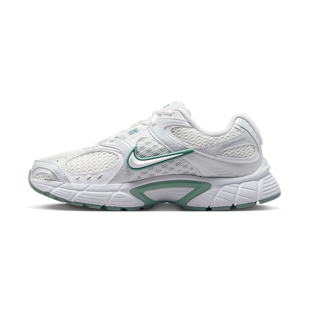 Nike V5 Rnr Sneakers in White Color
