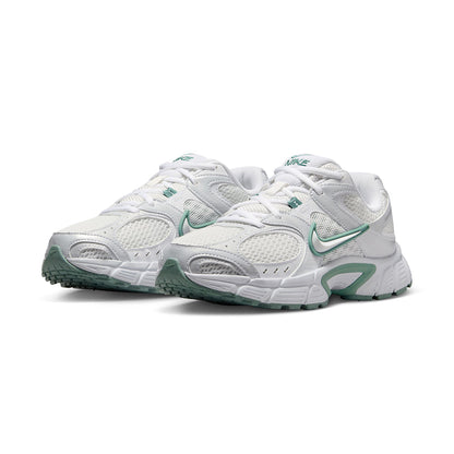 Nike V5 Rnr Sneakers in White Color