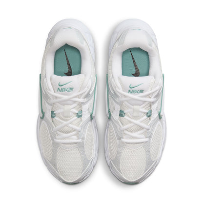 Nike V5 Rnr Sneakers in White Color