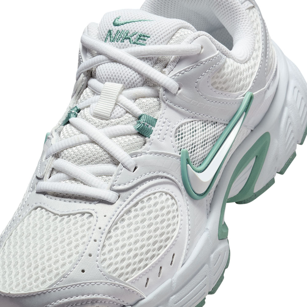 Nike V5 Rnr Sneakers in White Color