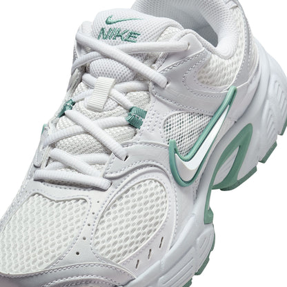 Nike V5 Rnr Sneakers in White Color