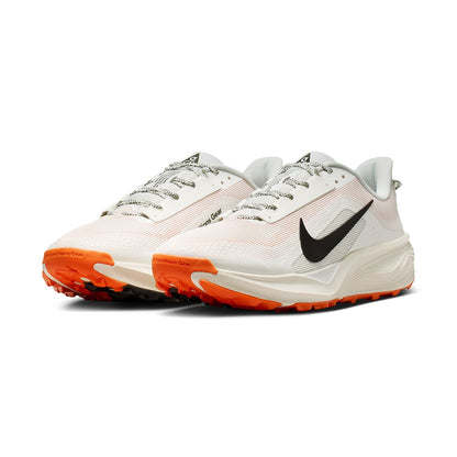Nike M Acg Pegasus Trail Running Shoes in White Color