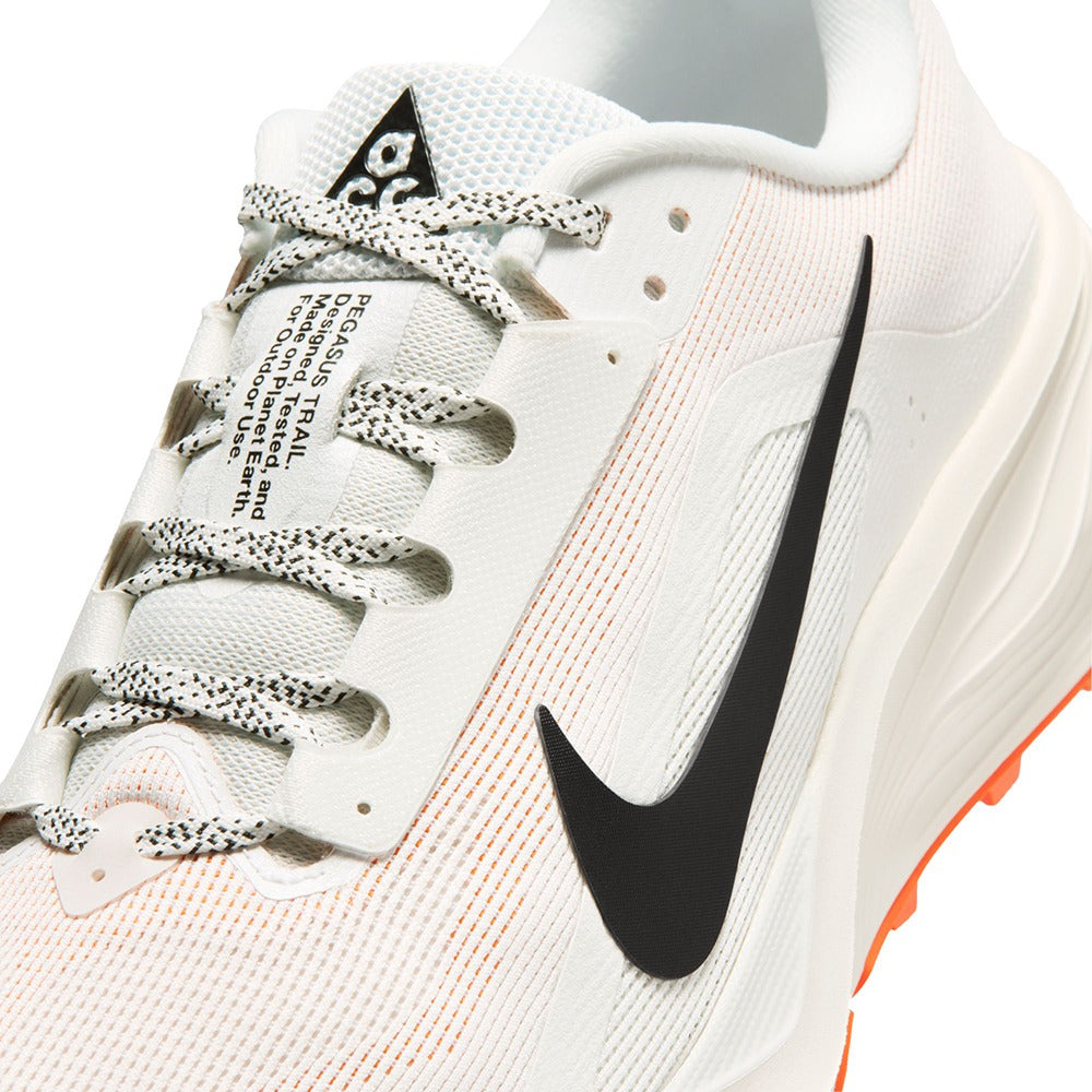 Nike M Acg Pegasus Trail Running Shoes in White Color