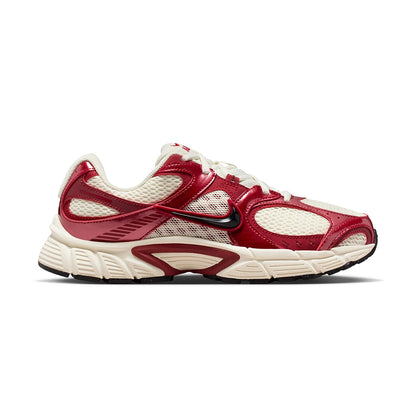 Nike V5 Rnr Sneakers in Red Color