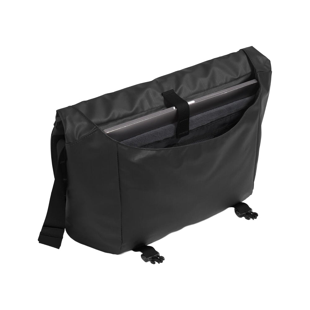 The North Face Base Camp Voyager Messen Bags in Black Color