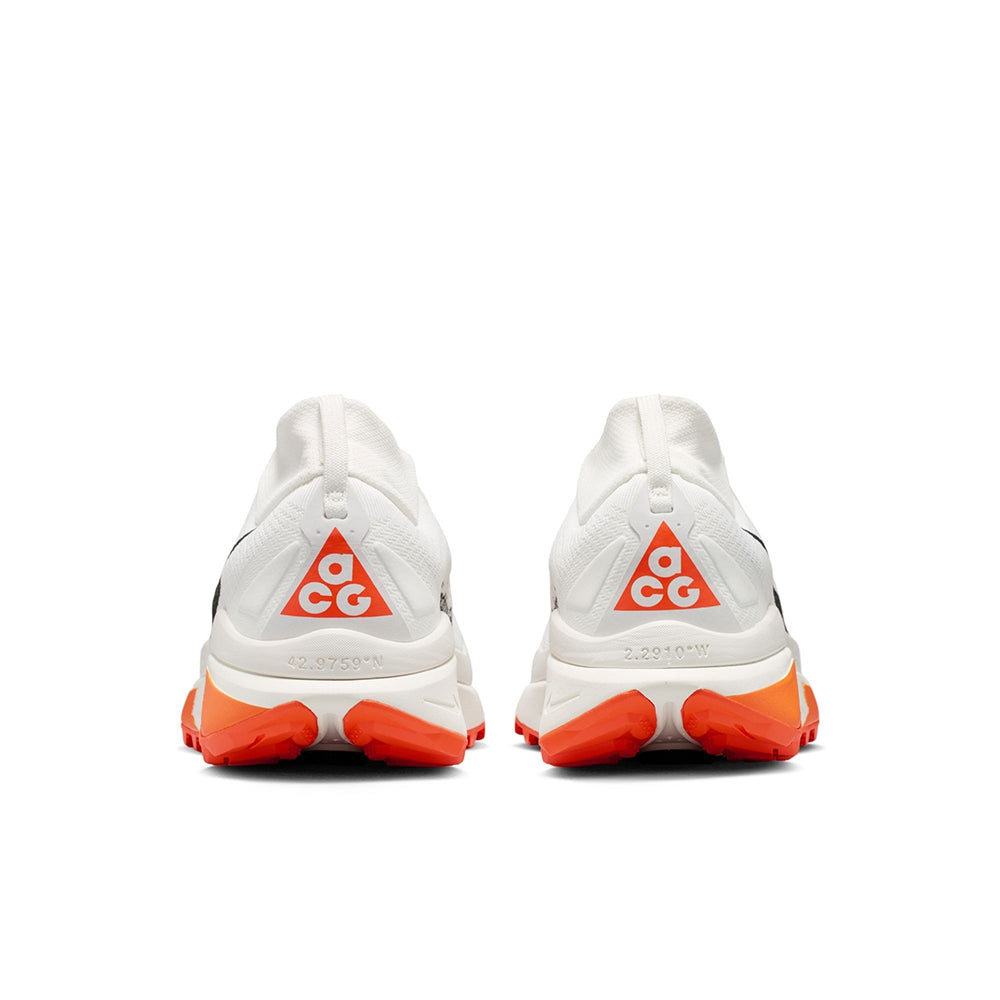 Nike M Acg Zegama Trail Running Shoes in White Color
