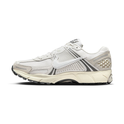 Nike Zoom Vomero 5 SE Sneakers in White Color