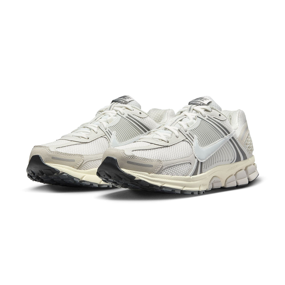 Nike Zoom Vomero 5 SE Sneakers in White Color
