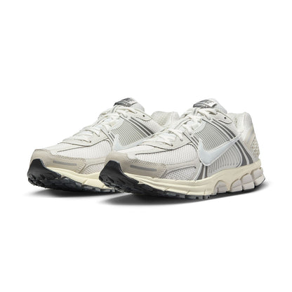 Nike Zoom Vomero 5 SE Sneakers in White Color