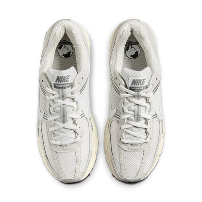 Nike Zoom Vomero 5 SE Sneakers in White Color