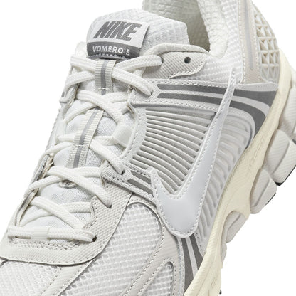 Nike Zoom Vomero 5 SE Sneakers in White Color