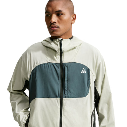Nike Acg Five Towers UV Jckt Running Jackets in Green Color