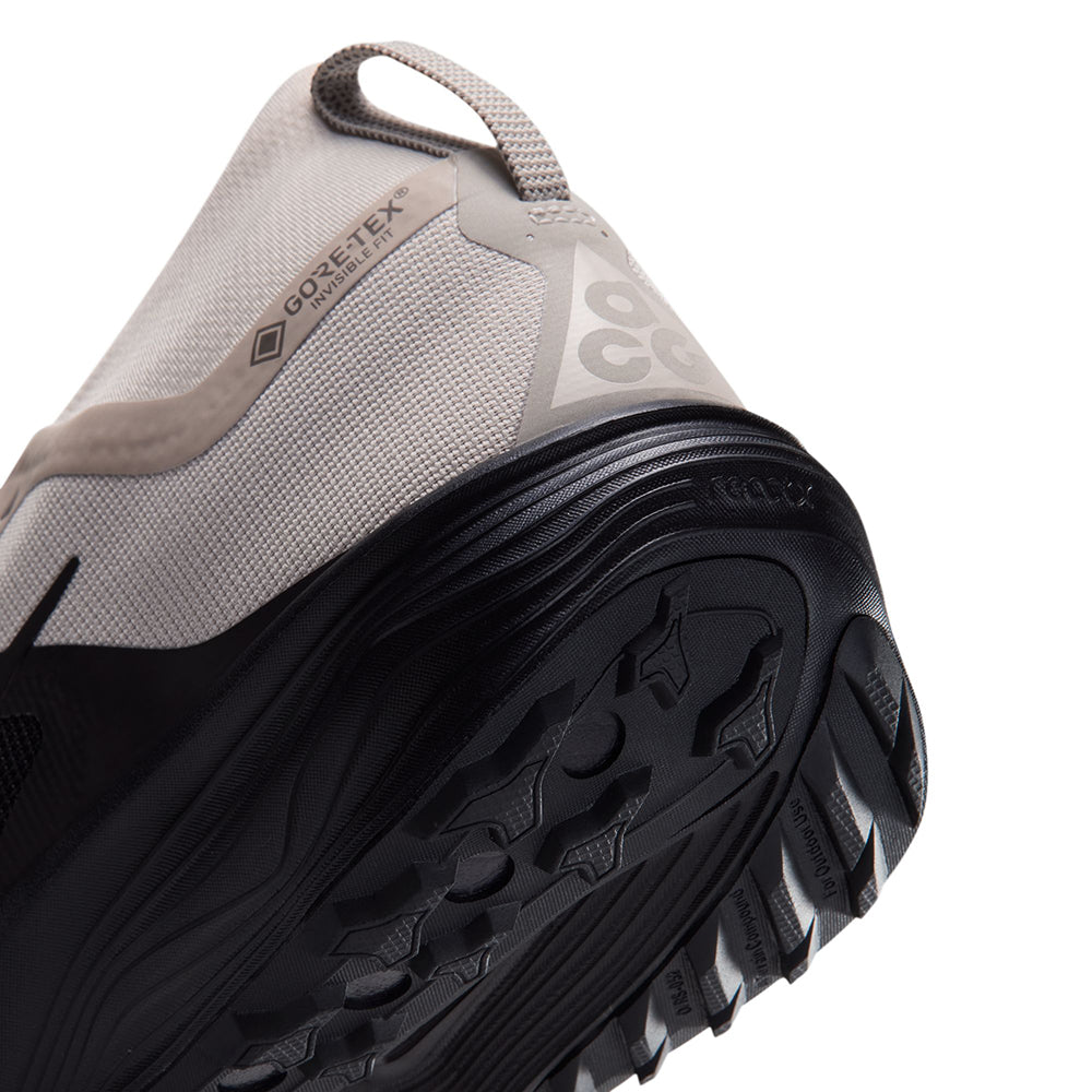 Nike M Acg Pegasus Trail GORE-Tex Trail Running Shoes in White Color