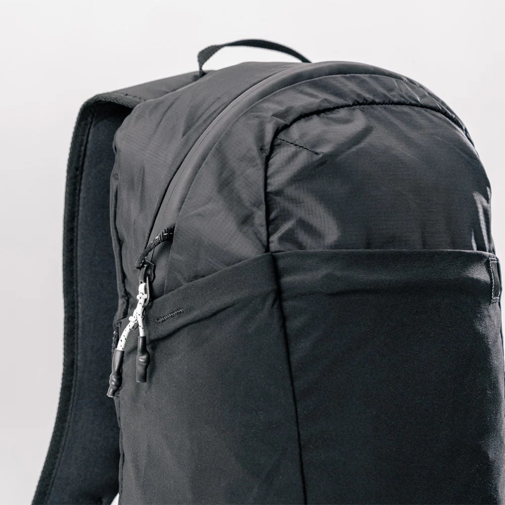 REFRACTION PACKABLE | BLACK