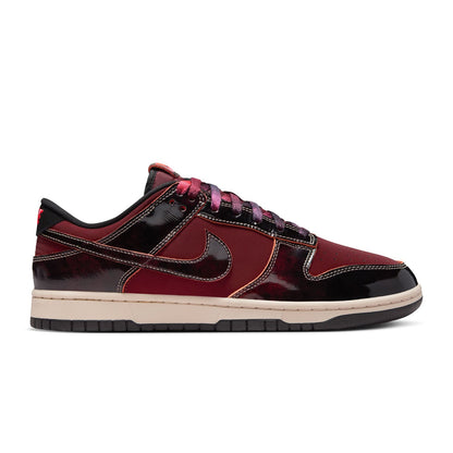 Nike Mens Nike Dunk Low retro SE Sneakers in Red Color