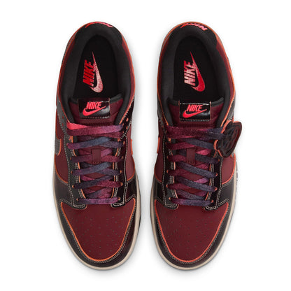 Nike Mens Nike Dunk Low retro SE Sneakers in Red Color