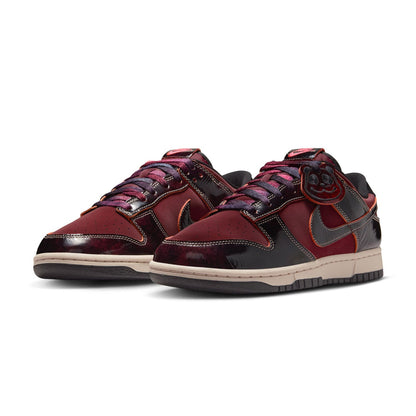 Nike Mens Nike Dunk Low retro SE Sneakers in Red Color