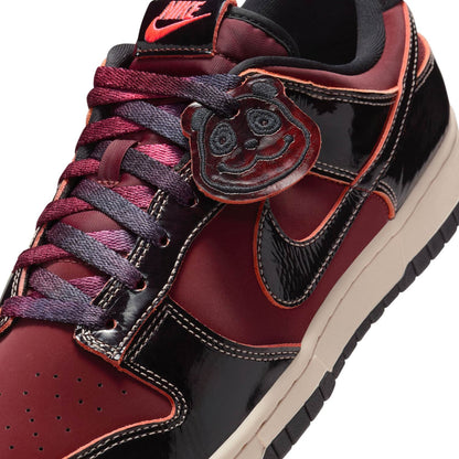 Nike Mens Nike Dunk Low retro SE Sneakers in Red Color